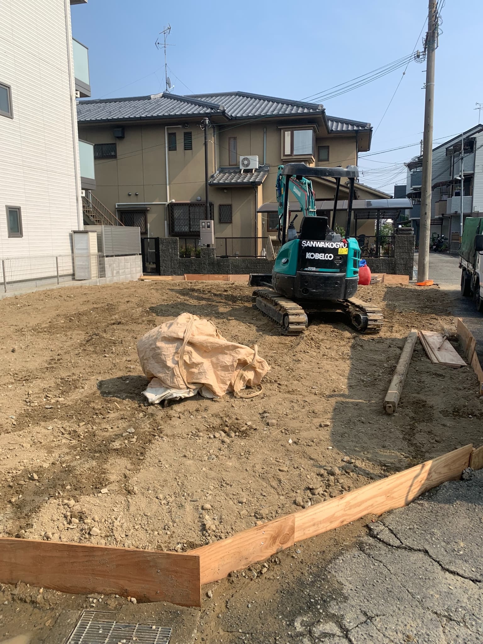 重機で解体中の様子