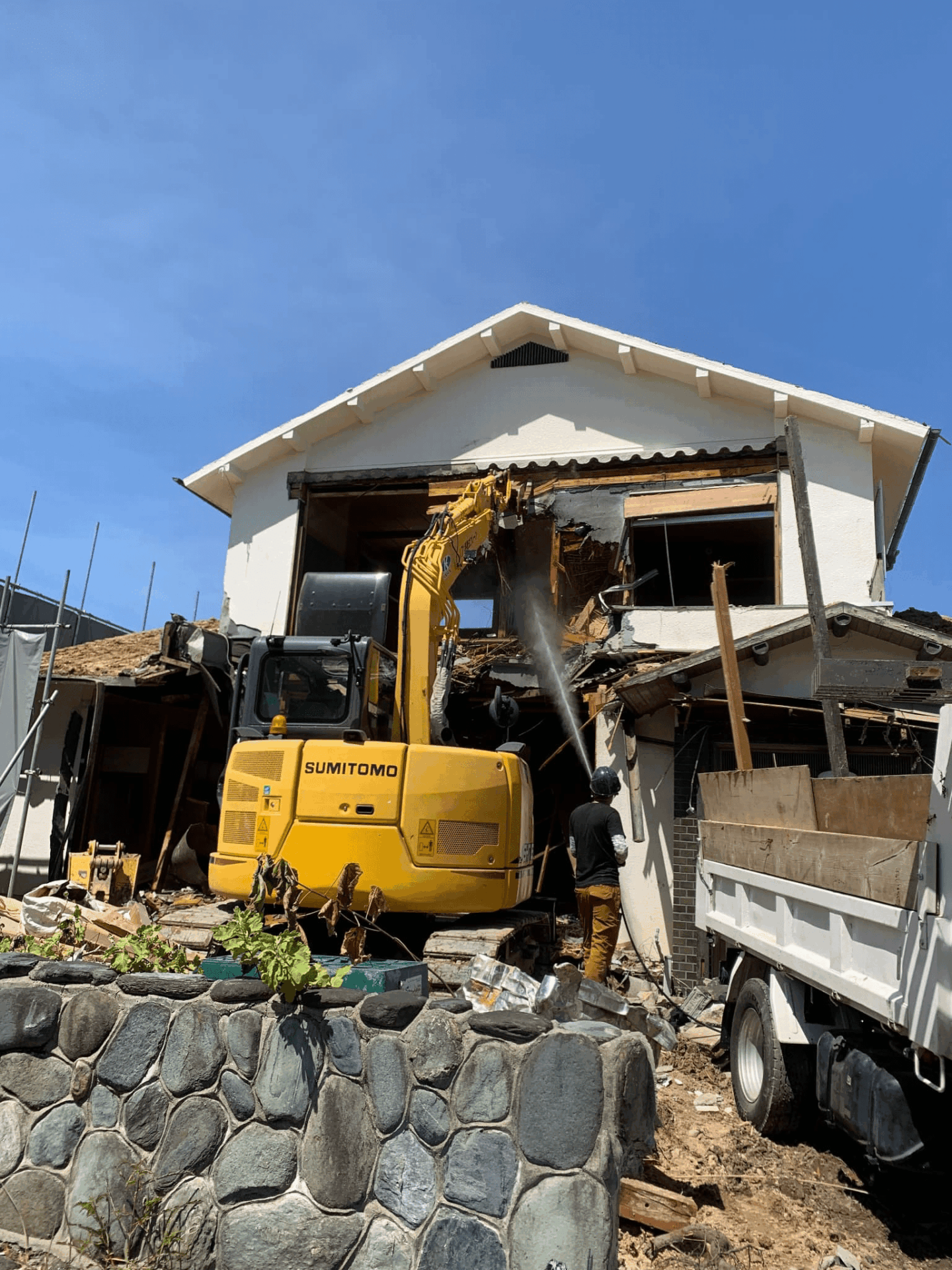 重機で解体中の様子