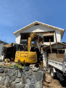 重機で解体中の様子